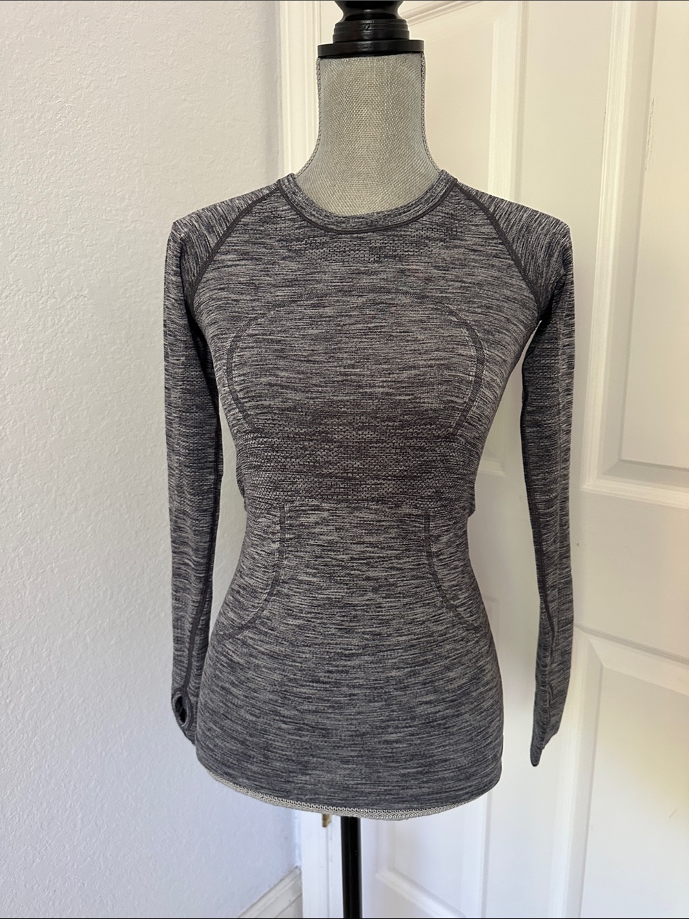 Lululemon vintage heathered charcoal gray Swiftly Tech long sleeve size 4/6